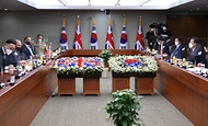 서욱 국방부 장관이 21일 서울 용산구 국방부 청사에서 벤 월러스 영국 국방 장관과 회담하고 있다.