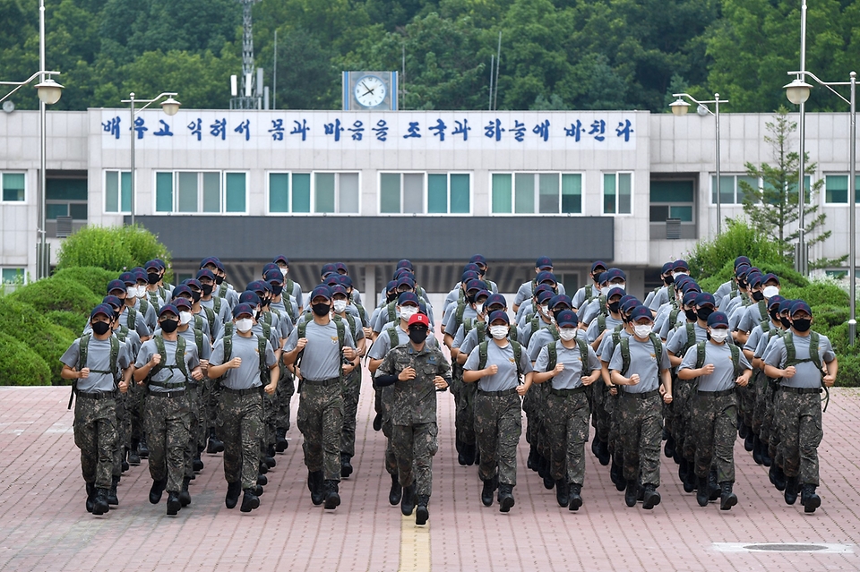 공군사관학교 1~3학년 사관생도들이 지난 6월 28일부터 4주간 하계군사훈련에 돌입, 굵은 땀방울을 흘리고 있다. 하계군사훈련을 받고 있는 1학년 생도들이 3차원 공간 적응을 위해 실시하는 패러글라이딩 훈련을 하기 위해 패러글라이딩 훈련장으로 이동하고 있다. (출처=국방일보)