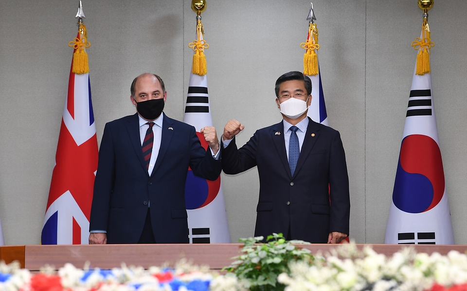 서욱 국방부 장관과 벤 월러스 영국 국방 장관이 21일 서울 용산구 국방부 청사에서 회담 전 기념촬영을 하고 있다. 
