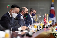 벤 월러스 영국 국방 장관이 21일 서울 용산구 국방부 청사에서 서욱 국방부 장관과 회담하고 있다.