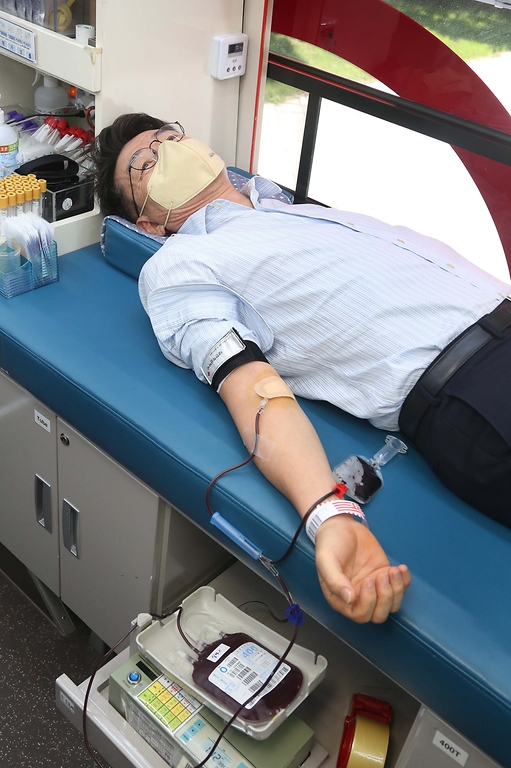 15일 정부대전청사에서 진행된 사랑의 헌혈 행사에 참여한 류근관 통계청장이 헌혈을 하고 있다.