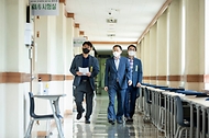 김우호 인사혁신처장이 23일 국가공무원 5급 공채(기술) 제2차 시험장이 마련된 서울 성동구 한양대를 방문해 현장을 둘러보고 있다.