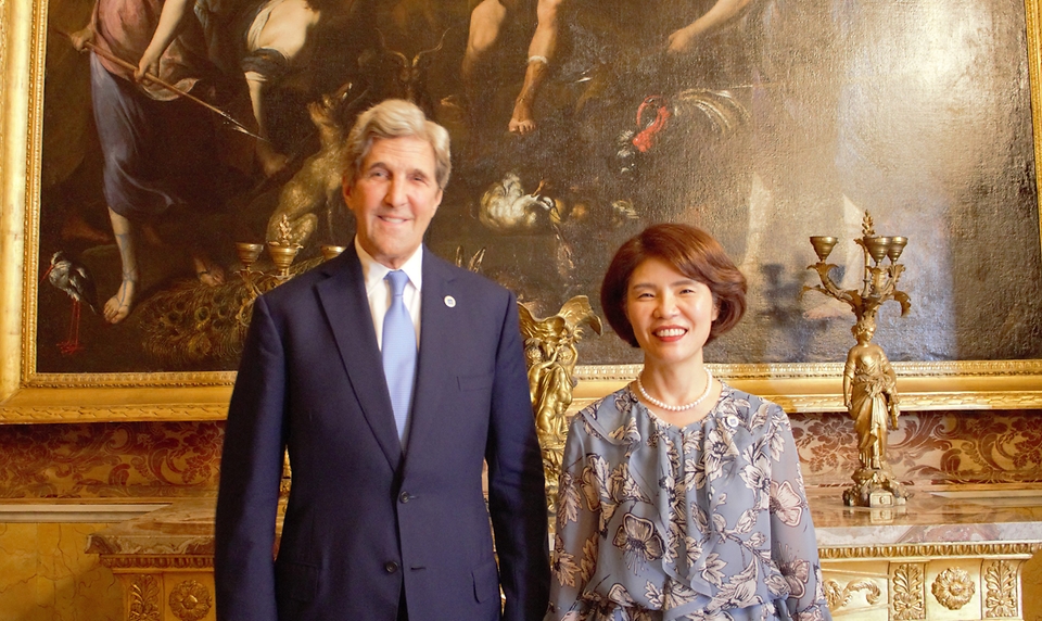 한정애 환경부 장관이 현지시간 23일 오전 이탈리아 나폴리 왕궁에서 존 케리(John Kerry) 미국 기후특사와 면담을 갖기 위해 만나 기념촬영을 하고 있다.