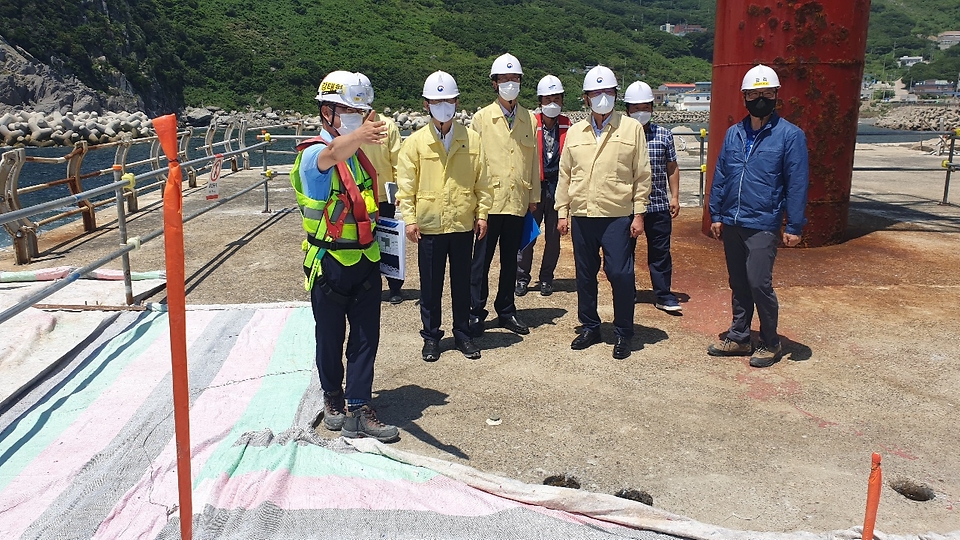 문성혁 해양수산부 장관이 28일 오후 전남 신안군 가거도를 방문해 지난해 태풍으로 훼손된 방파제 복구 현장을 점검하고 있다.