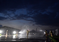 공군 38전투비행전대 소방구조반 요원들이 27일 야간 항공기 화재 상황을 가정한 훈련에서 F-5 전투기에 물을 뿌리고 있다.