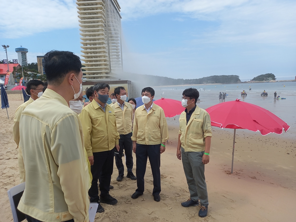 엄기두 해양수산부 차관이 30일 충남 태안군 만리포 해수욕장을 찾아 해수욕장 운영과 방역 상황을 점검하고 있다.