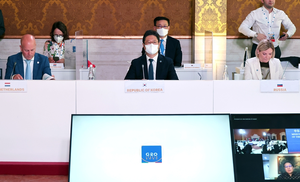 황희 문화체육관광부 장관이 30일 이탈리아 로마 바르베리니 궁전에서 열린 G20 문화장관회의에 참석해 참가국의 발언을 경청하고 있다.