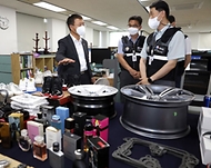 김용래 특허청장이 지난 26일 정부대전청사 기술디자인 특별사법경찰과에서 압수된 위조상품을 둘러보고 있다.