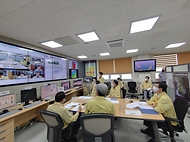 문성혁 해양수산부 장관이 1일 부산 국립수산과학원을 방문하여 전국 고수온 특보 및 대응상황을 보고 받고 있다.