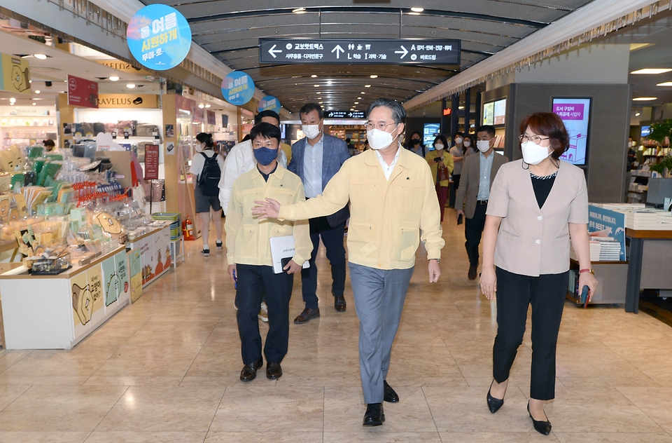 박진규 산업통상자원부 차관이 6일 오전 서울 종로구 교보문고 광화문점을 찾아 코로나19 거리두기 4단계 속 대규모 점포 출입명부 관리 강화조치 및 방역관리 특별점검을 하고 있다.