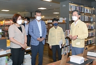 박진규 산업통상자원부 차관이 6일 오전 서울 종로구 교보문고 광화문점을 찾아 코로나19 거리두기 4단계 속 대규모 점포 출입명부 관리 강화조치 및 방역관리 특별점검을 하고 있다.