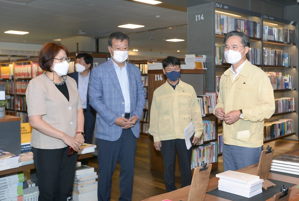 박진규 산업통상자원부 차관이 6일 오전 서울 종로구 교보문고 광화문점을 찾아 코로나19 거리두기 4단계 속 대규모 점포 출입명부 관리 강화조치 및 방역관리 특별점검을 하고 있다.