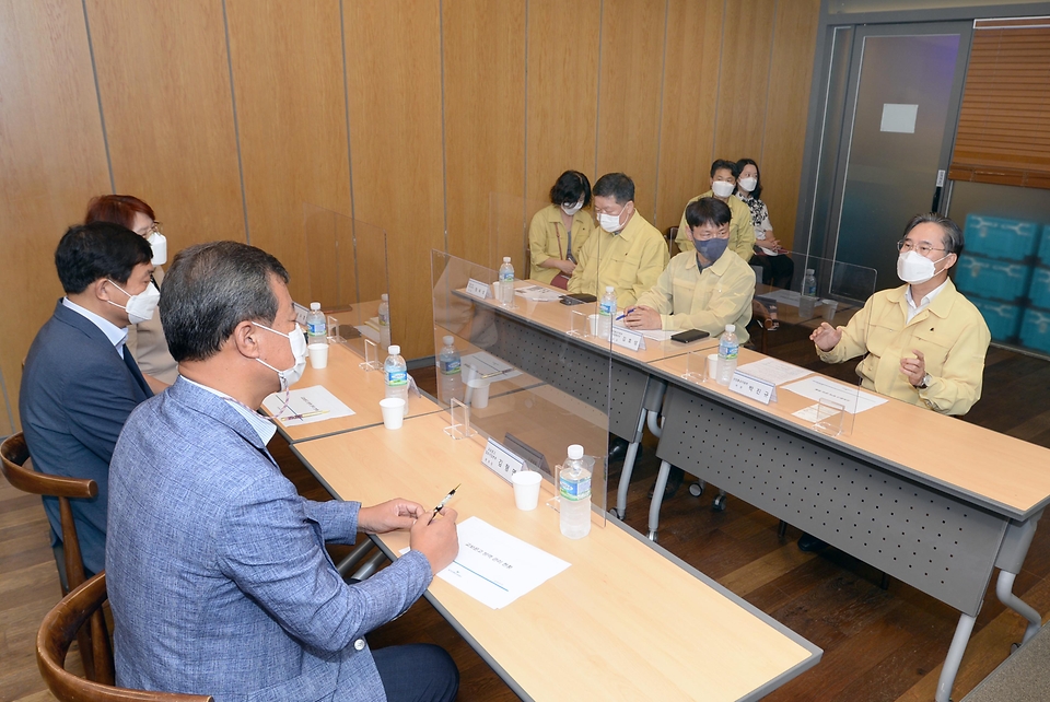 박진규 산업통상자원부 차관이 6일 오전 서울 교보문고 광화문점을 방문하여, 김형면 교보문고 본부장과 송수경 점장으로부터 유통시설 방역관리 현황 설명을 청취하고 있다.