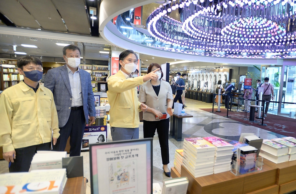 박진규 산업통상자원부 차관이 6일 오전 서울 종로구 교보문고 광화문점을 찾아 코로나19 거리두기 4단계 속 대규모 점포 출입명부 관리 강화조치 및 방역관리 특별점검을 하고 있다.