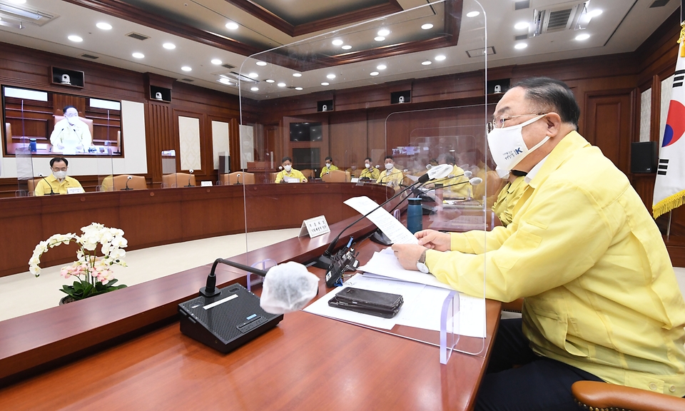 홍남기 경제부총리가 12일 정부서울청사에서 열린 제43차 비상경제 중앙대책본부 회의를 주재하며 발언하고 있다.