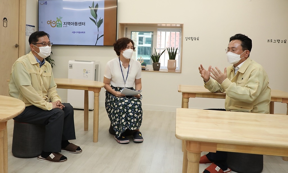 고규창 행정안전부 차관이 11일 오후 경기 시흥시 소재 아동센터를 방문해 코로나19 확산에 따른 긴급돌봄 현장 점검을 하고 있다. 