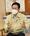 고규창 행정안전부 차관이 11일 오후 경기 시흥시 소재 아동센터를 방문해 코로나19 확산에 따른 긴급돌봄 현장 점검을 하고 있다. 