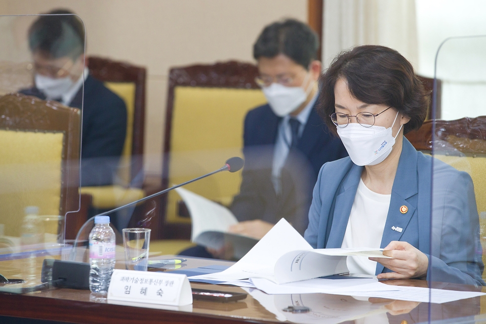 임혜숙 과학기술정보통신부 장관이 12일 오후 대전광역시 유성구 한국항공우주연구원에서 열린 ‘제20회 국가우주위원회’에 참석해 자료를 살펴보고 있다.