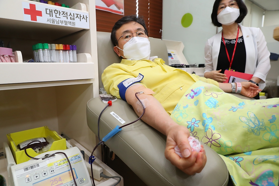 권덕철 보건복지부 장관이 13일 서울 강남구 대한적십자사 서울남부혈액원을 찾아 헌혈을 하고 있다.