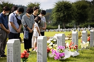 <p>14일 충남 천안 망향의 동산에서 일본군 '위안부' 피해자 기림의 날을 맞아 시민들이 추모비와 위안부 할머니 묘소를 참배하고 있다.</p>