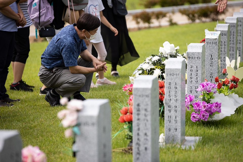 <p>14일 충남 천안 망향의 동산에서 일본군 '위안부' 피해자 기림의 날을 맞아 시민들이 추모비와 위안부 할머니 묘소를 참배하고 있다.</p>