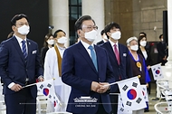 문재인 대통령이 15일 서울 중구 문화역서울284에서 열린 제76주년 광복절 경축식에 참석해 태극기를 들고 있다.