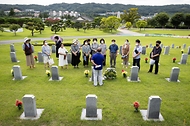 <p>14일 충남 천안 망향의 동산에서 일본군 '위안부' 피해자 기림의 날을 맞아 시민들이 추모비와 위안부 할머니 묘소를 참배하고 있다.</p>