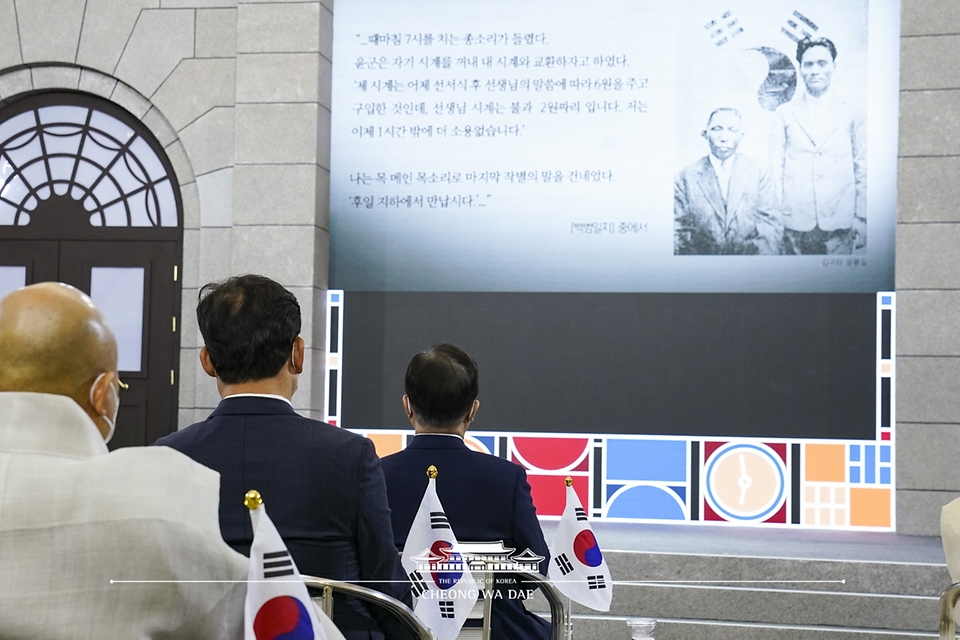 문재인 대통령이 15일 서울 중구 문화역서울284에서 열린 제76주년 광복절 경축식에 참석해 기념영상을 시청하고 있다.