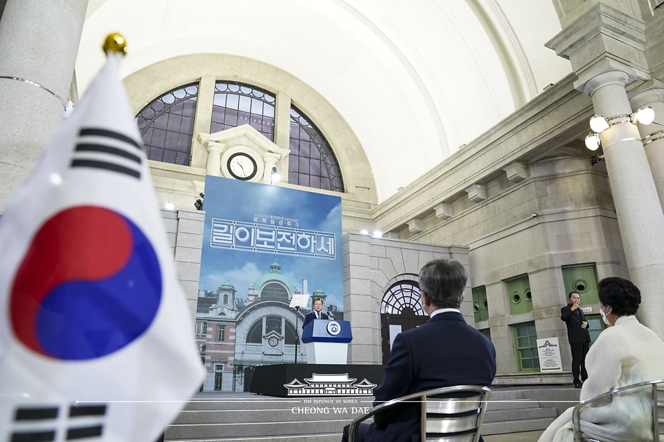 문재인 대통령이 15일 서울 중구 문화역서울284에서 열린 제76주년 광복절 경축식에서 경축사를 하고 있다.