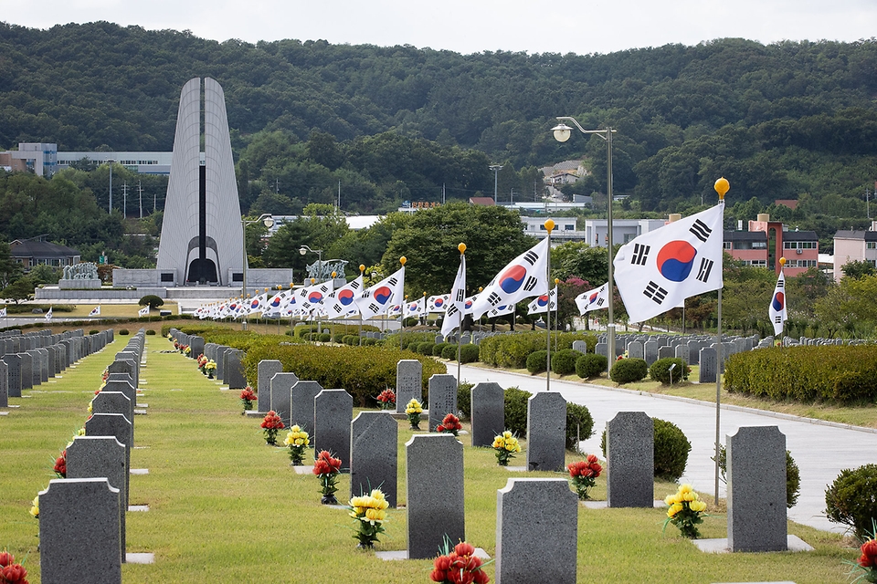 <p>14일 충남 천안 망향의 동산에서 일본군 '위안부' 피해자 기림의 날을 맞아 시민들이 추모비와 위안부 할머니 묘소를 참배하고 있다.</p>