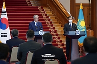 카심-조마르트 토카예프 카자흐스탄 대통령이 17일 청와대에서 한-카자흐스탄 정상회담을 마치고 문재인 대통령과 회담 결과를 발표하고 있다.