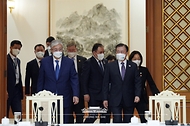 문재인 대통령과 카심-조마르트 토카예프 카자흐스탄 대통령이 17일 청와대에서 열린 한-카자흐스탄 주요 경제인 간담회에 참석하고 있다.