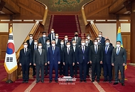 문재인 대통령과 카심-조마르트 토카예프 카자흐스탄 대통령을 비롯한 참석자들이 17일 청와대에서 열린 한-카자흐스탄 주요 경제인 간담회를 마친 후 기념 촬영을 하고 있다.
