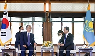 문재인 대통령과 카심-조마르트 토카예프 카자흐스탄 대통령이 17일 청와대 상춘재에서 정상회담을 마친 후 차담을 나누고 있다.