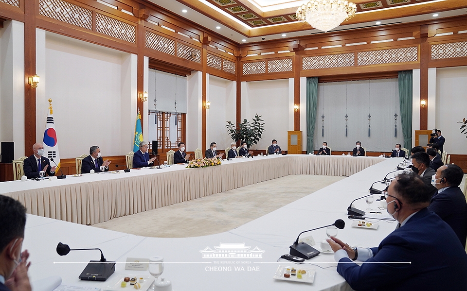 문재인 대통령을 비롯한 참석자들이 17일 청와대에서 열린 한-카자흐스탄 주요 경제인 간담회에 참석해 카심-조마르트 토카예프 카자흐스탄 대통령의 발언 후 박수치고 있다.