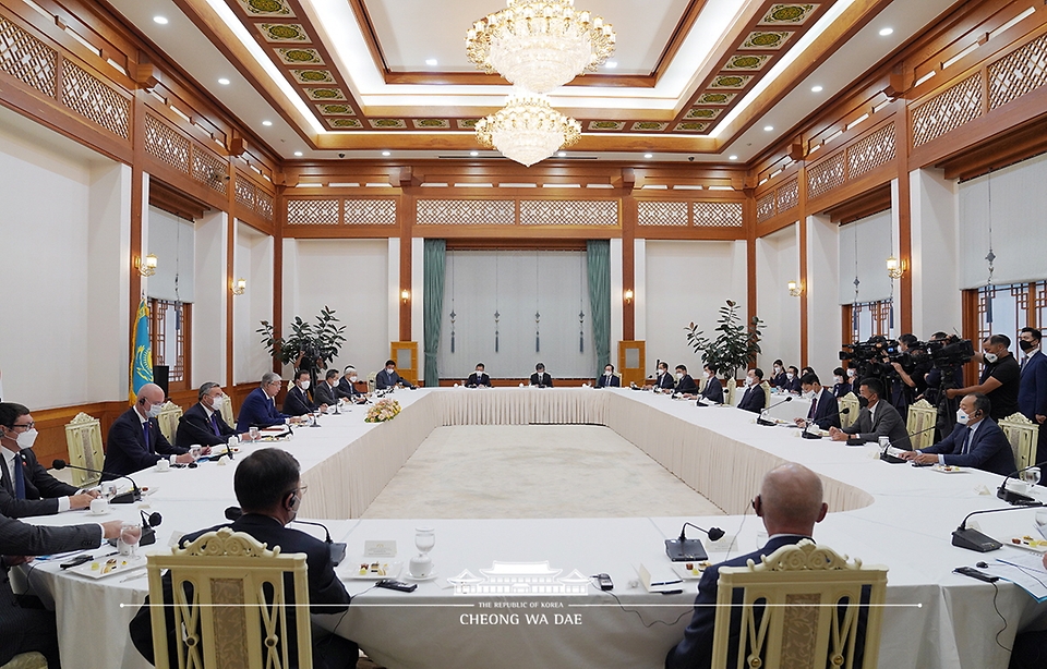 문재인 대통령을 비롯한 참석자들이 17일 청와대에서 열린 한-카자흐스탄 주요 경제인 간담회에 참석해 카심-조마르트 토카예프 카자흐스탄 대통령의 발언을 경청하고 있다.