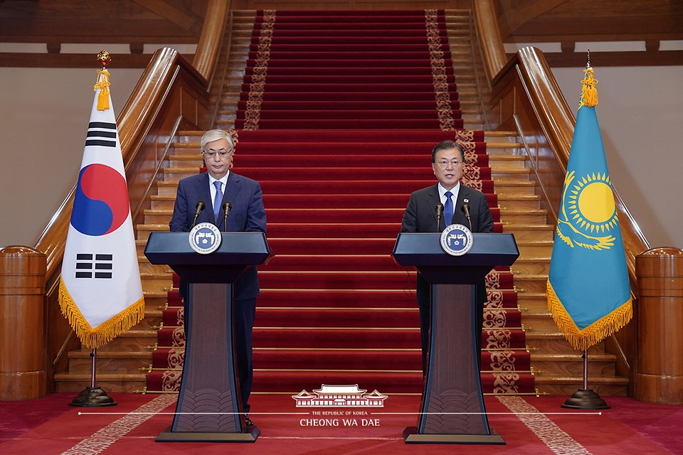 문재인 대통령과 카심-조마르트 토카예프 카자흐스탄 대통령이 17일 청와대 본관에서 정상회담을 마친 후 회담결과를 발표하고 있다.