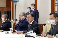 문재인 대통령이 17일 청와대에서 열린 한-카자흐스탄 주요 경제인 간담회에 참석해 발언하고 있다.