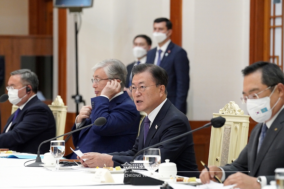 문재인 대통령이 17일 청와대에서 열린 한-카자흐스탄 주요 경제인 간담회에 참석해 발언하고 있다.