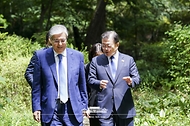 문재인 대통령과 카심-조마르트 토카예프 카자흐스탄 대통령이 17일 청와대 상춘재에서 정상회담을 마친 후 산책하고 있다. 