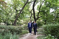 문재인 대통령과 카심-조마르트 토카예프 카자흐스탄 대통령이 17일 청와대 상춘재에서 정상회담을 마친 후 산책하고 있다. 