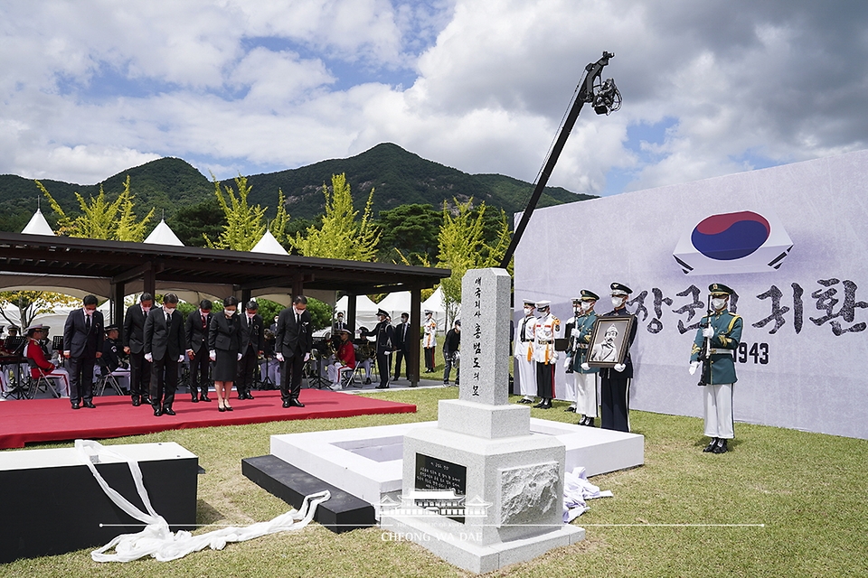 문재인 대통령과 김정숙 여사를 비롯한 참석자들이 18일 국립대전현충원에서 열린 고 홍범도 장군 유해 안장식에서 하관된 홍 장군의 유해에 묵념하고 있다.