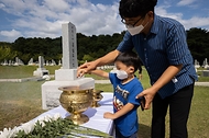 <p>광복절인 지난 15일 카자흐스탄에서 봉환된 홍범도 장군의 유해가 18일 국립대전현충원 독립유공자 제3묘역에 안장됐다. 시민들이 홍범도 장군 묘역을 참배하고 있다.</p>