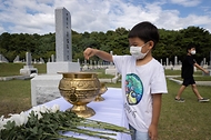 <p>광복절인 지난 15일 카자흐스탄에서 봉환된 홍범도 장군의 유해가 18일 국립대전현충원 독립유공자 제3묘역에 안장됐다. 시민들이 홍범도 장군 묘역을 참배하고 있다.</p>