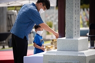 <p>광복절인 지난 15일 카자흐스탄에서 봉환된 홍범도 장군의 유해가 18일 국립대전현충원 독립유공자 제3묘역에 안장됐다. 시민들이 홍범도 장군 묘역을 참배하고 있다.</p>