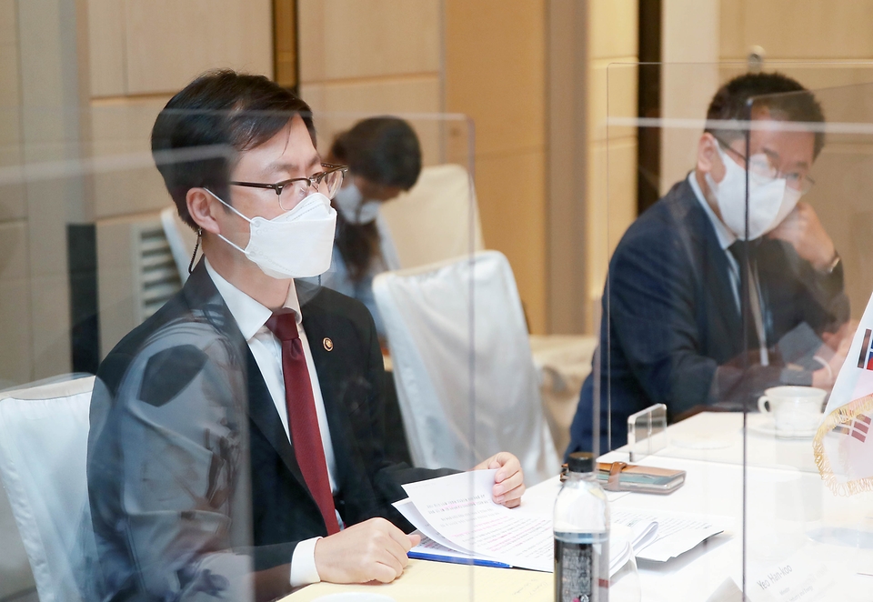 여한구 산업통상자원부 통상교섭본부장이 25일 오후 서울 종로구 포시즌스 호텔에서 마리아 히메나 롬바나 비얄바 콜롬비아 상공관광부 장관과 면담하고 있다.