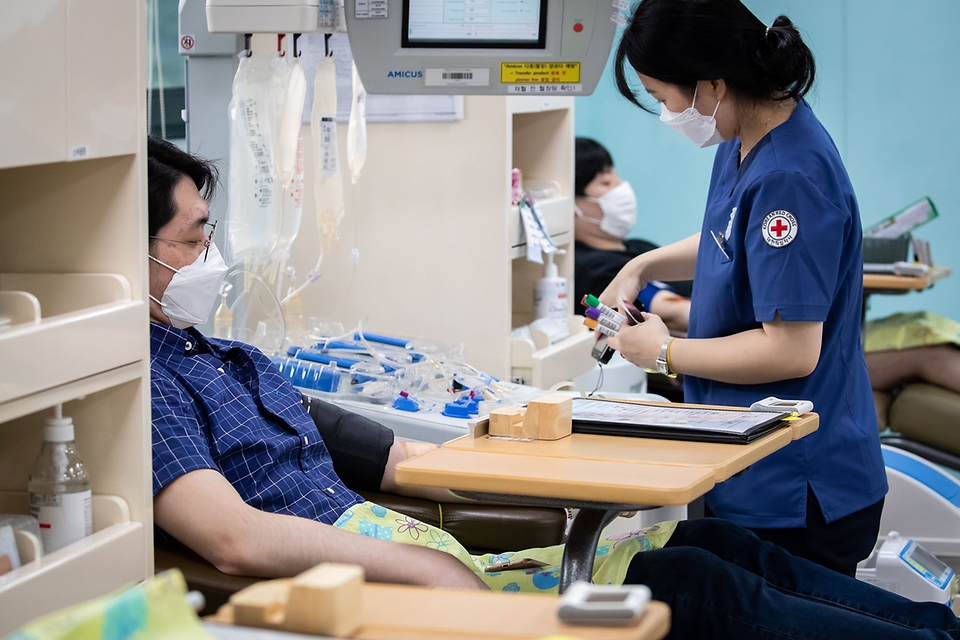 26일 서울 노원구 서울동부혈액원에서 시민들이 헌혈을 하고 있다. 