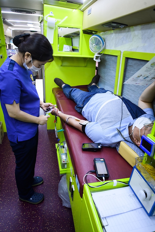 정부세종청사에 근무하는 한 공무원이 단체헌혈버스에서 헌혈을 하고 있다.