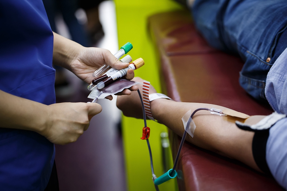 정부세종청사에 근무하는 한 공무원이 단체헌혈버스에서 헌혈을 하고 있다.
