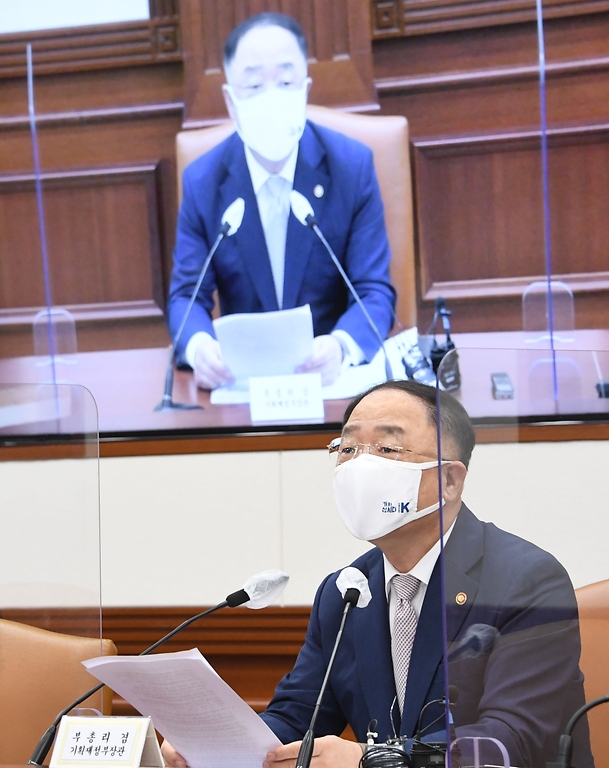 홍남기 경제부총리 겸 기획재정부 장관이 30일 서울 광화문 정부서울청사에서 열린 ‘제14차 혁신성장 BIG3 추진회의’를 주재, 모두발언을 하고 있다.